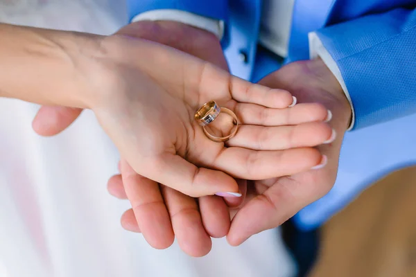 Mains Couple Avec Des Alliances Couchées Sur Une Arche Mariage — Photo