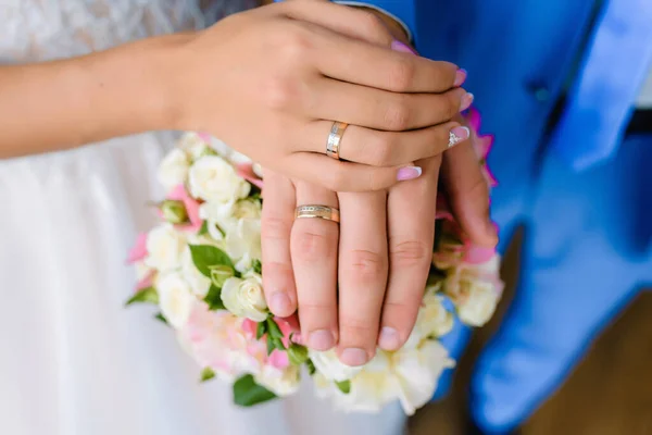刚刚结婚的手与结婚戒指躺在粉红色的结婚花束牡丹 高质量的照片 — 图库照片