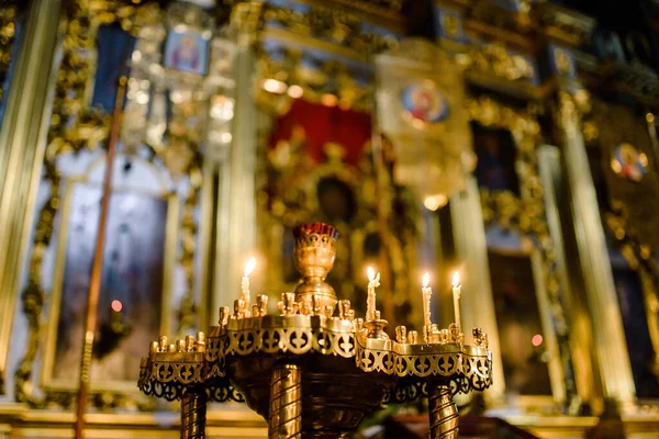 具有东正教背景的蜡烛 在圣殿黑暗神圣的内部点燃着蜡烛 高质量的照片 — 图库照片