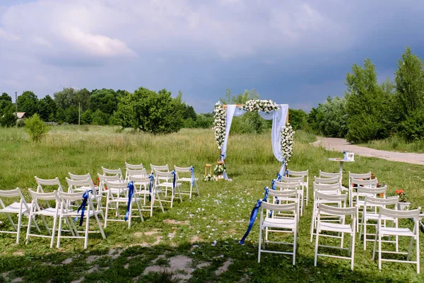 Bröllop Fyrkantiga Båge Blomsterhandel För Ceremoni Vit Tyg Fotbollsplan Skog — Stockfoto