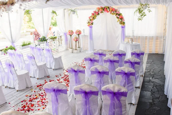 豪华婚宴装饰与长椅 蜡烛和花卉组成的仪式场所 高质量的照片 — 图库照片#