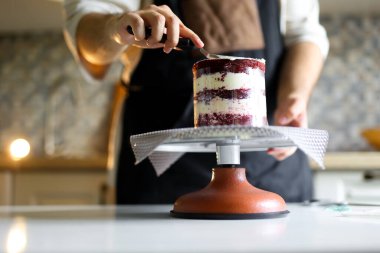 Profesyonel bir pasta şefi, deneyimli bir pasta şefi tarafından yaratılmış eşsiz bir dekorla özel ve lüks bir pasta için pasta süsler. Yüksek kalite fotoğraf