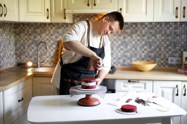 Pasta yapma sanatında ustalaşmak: Yetenekli Şekerci Lezzetli Bir Muamele Hazırlıyor. Yüksek kalite fotoğraf