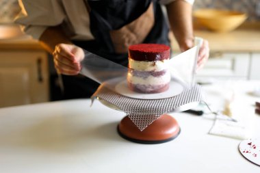 Tatlı Hayal: Pasta Şefi Eşsiz Pasta Yapıyor Yetenekli Pasta Şefi Pastaya Eşsiz Bakış ve Tat Veriyor. Yüksek kalite fotoğraf