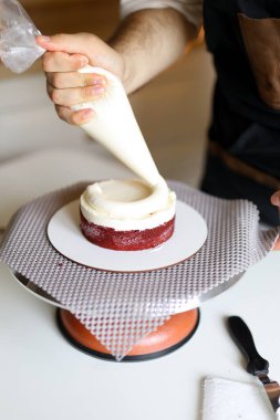 Aşkla Yapılan Profesyonel Pastadan Pasta Yapımı Üzerine Pasta Okul Dersleri: Bir Pasta Şefi Müşterilere Tatlıyı Nasıl Hazırlar. Yüksek kalite fotoğraf