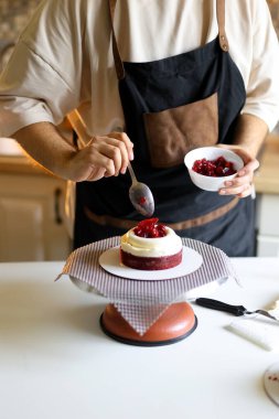Fırın Sihri: Eşsiz Pasta Yaratıcı Süreç: Bir Pasta Şefi Pastayı Nasıl Hazırlar. Yüksek kalite fotoğraf
