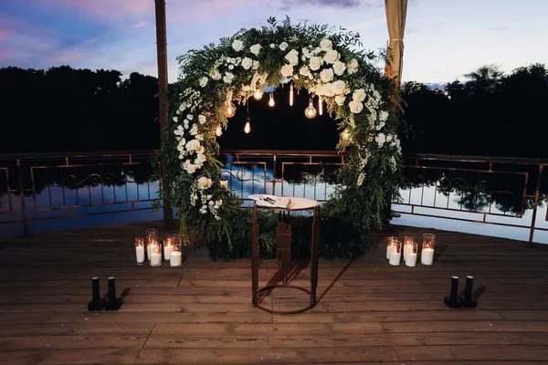 Arco Casamento Bonito Com Flores Grande Bolo Casamento Foto Alta — Fotografia de Stock