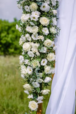 Dışarıdaki kuru bitki örtüsüyle süslenmiş bir düğün kemeri. Yüksek kalite fotoğraf