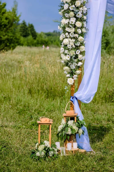 Vackra Bröllop Båge Dekorerad Med Vita Och Rosa Ros Blommor — Stockfoto