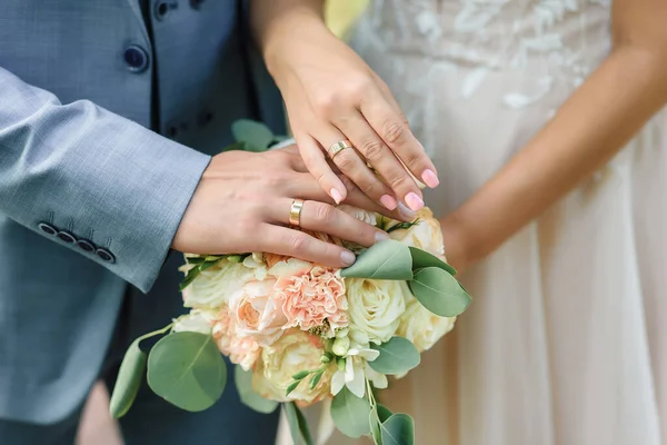 Casal Amoroso Mãos Dadas Com Anéis Foto Alta Qualidade — Fotografia de Stock
