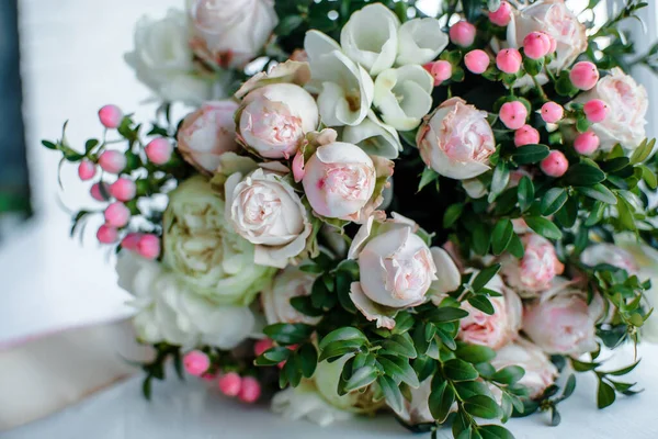 Elefántcsont Zöld Esküvői Csokor Rózsából Frézia Virágokból Kiváló Minőségű Fénykép — Stock Fotó