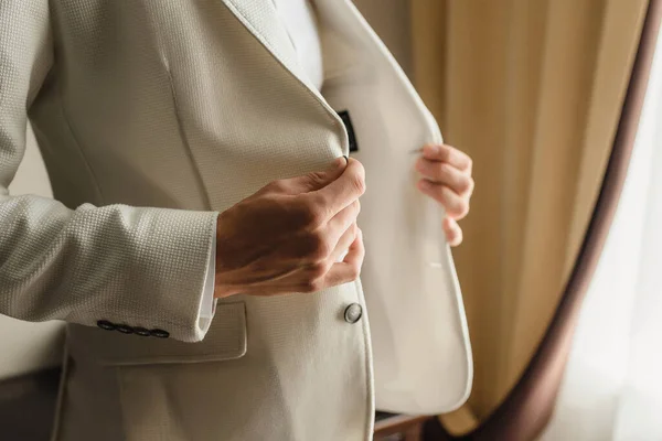 Bir Adam Beyaz Bir Ceket Giyer Düğme Takar Başarı Yüksek — Stok fotoğraf