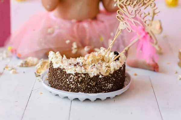 生日蛋糕 自制蛋糕 特写派 坚果饼干和奶油水果在白色的纹理桌子上 咬蛋糕 高质量的照片 — 图库照片