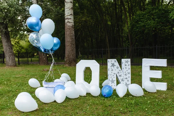 Inscrição Aniversário Ano Balões Brancos Azuis Foto Alta Qualidade — Fotografia de Stock