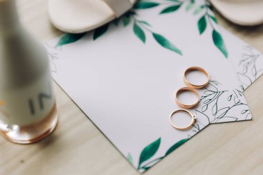 Düğün davetiyesi şablonu. En üstteki boş kağıt kart, kurdele, altın yüzükler, beyaz arka planda çiçekler. - Evet. Yüksek kalite fotoğraf