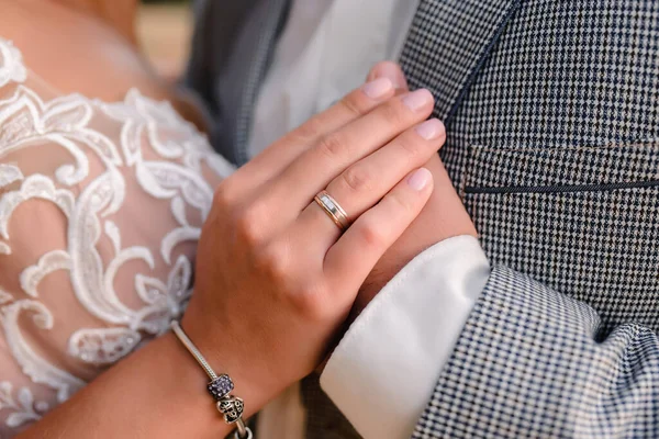 Pasangan Yang Menikah Berpegangan Tangan Dalam Nada Sepia Dengan Jalur — Stok Foto