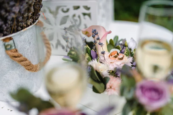 Two Wedding Rings Lie Box Flowers Wedding Decor High Quality — Stock Photo, Image