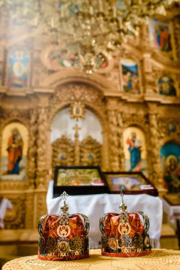 Kilisede ikonlar ve taçlar var. Yüksek kalite fotoğraf