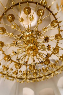 Binanın girişinde büyük dekoratif altın avize. Yüksek kalite fotoğraf