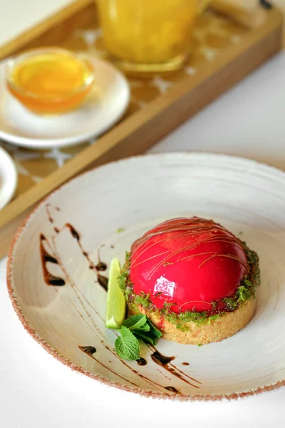Dessert Een Bord Van Rode Kleur Achtergrond Van Thee Honing — Stockfoto