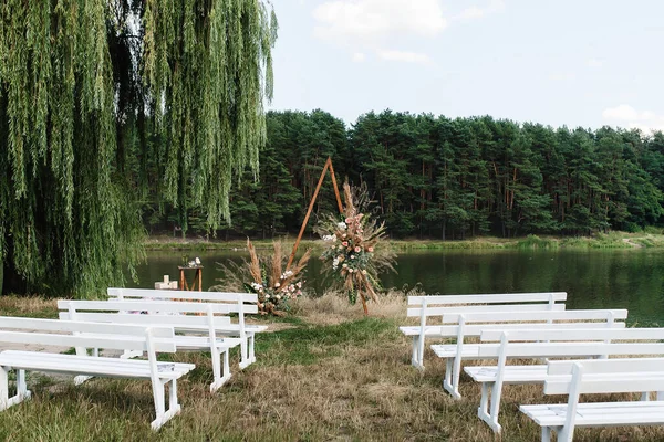 Triangular Wedding Arch White Flowers High Quality Photo High Quality — Stock Photo, Image
