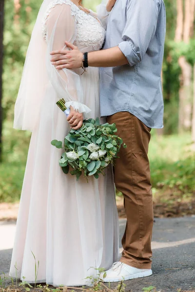 結婚式の日に幸せな若い花嫁と新郎 結婚式のカップル 新しい家族のウェディングドレス 花束のブライダルウェディング花束 高品質の写真 — ストック写真