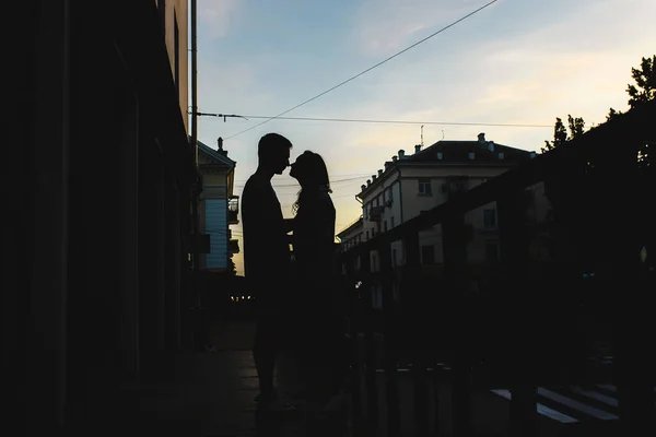 Silhouette Couple Embrassant Sur Fond Ville Photo Haute Qualité — Photo