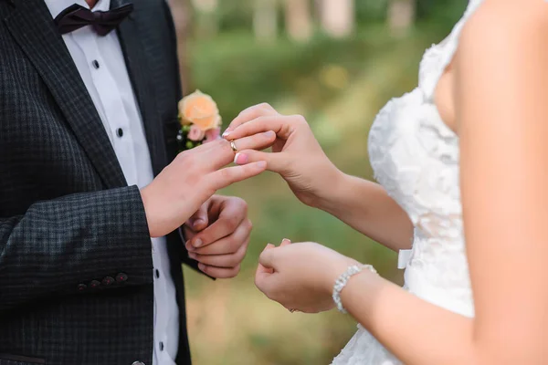Noiva Põe Anel Dos Noivos Dedo Casamento Foto Alta Qualidade — Fotografia de Stock