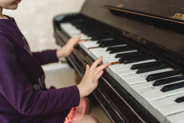 Руки Маленькой Девочки Играющей Пианино Избирательный Фокус Высокое Качество Фото — стоковое фото