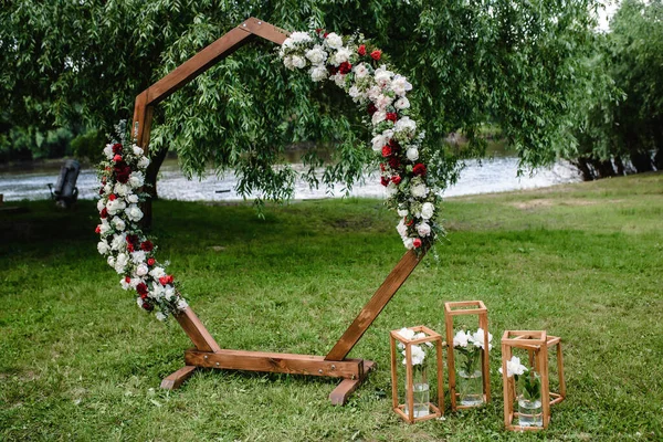 Cirkel Bröllop Båge Dekorerad Med Vita Blommor Och Grönska Utomhus — Stockfoto
