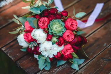 Masada kırmızı ve beyaz şakayık demeti var. Yüksek kalite fotoğraf