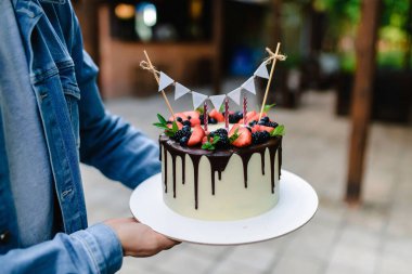 Mumlu doğum günü pastası, parlak ışıklar. Yüksek kalite fotoğraf