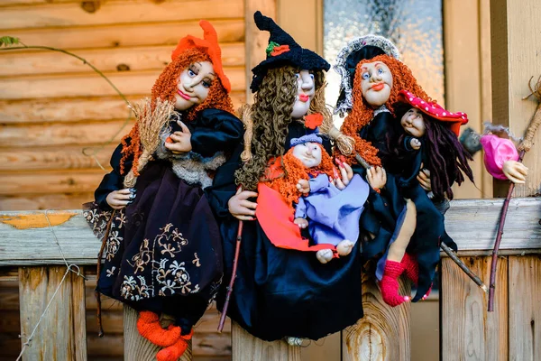 Três Bruxas Feitas Mão Sentam Bancos Foto Alta Qualidade — Fotografia de Stock