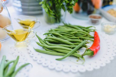 Tabakta yeşil bezelye ve kırmızı biber. Yüksek kalite fotoğraf