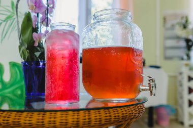 Cam sürahide çilek ve ahududu suyu. Yüksek kalite fotoğraf