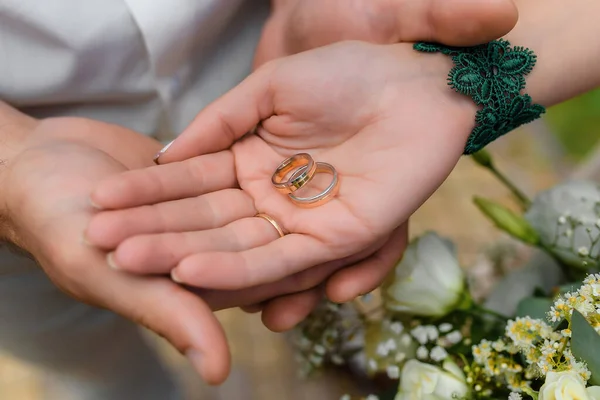 婚礼戒指在新郎和新娘的手里 高质量的照片 — 图库照片