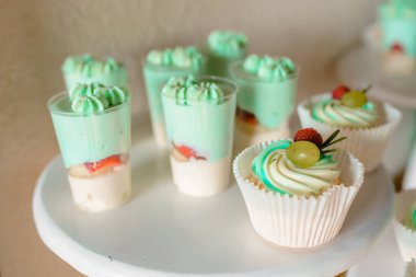 Yeşil arka planda tabakta lezzetli kek. Yüksek kalite fotoğraf