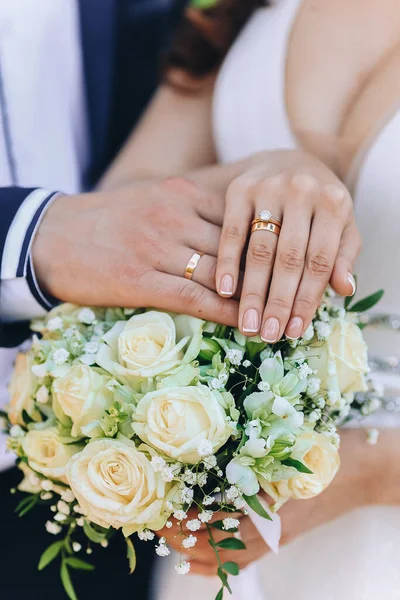 Tangan Pengantin Pria Dan Wanita Atas Bunga Pernikahan Menunjukkan Cincin — Stok Foto