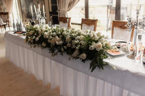 Schöne Blumen Auf Dem Tisch Hochzeitstag Hochwertiges Foto — Stockfoto