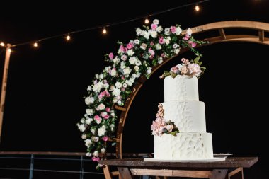 Düğün pastası beyaz boho tarzı. Yüksek kalite fotoğraf