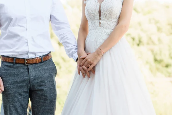 花嫁と新郎の手を真剣に保持する 高品質の写真 — ストック写真
