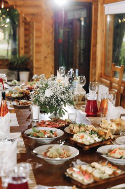 Abur cubur, gözlük ve kafatası şeklinde bir şişe viski. Yüksek kalite fotoğraf