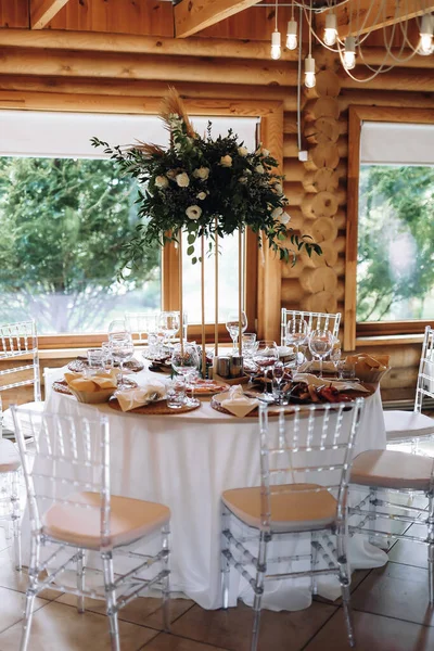 장식이 나무로 탁자와 의자는 양초로 식탁보가 자연적으로 야외에 — 스톡 사진