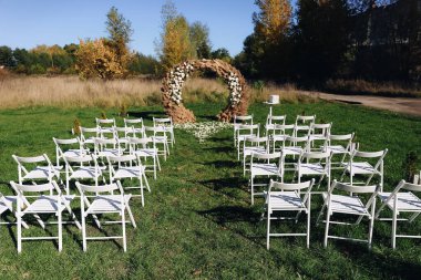 Tören, kemer, düğün, düğün, düğün, dekorasyon, dekorasyon, düğün süslemeleri, çiçekler, sandalyeler, açık havada açık havada seremoni, çiçek buketleri. - Evet. Yüksek kalite fotoğraf