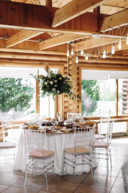 Güzel yemekler için hazırlanmış bir ziyafet salonu ya da başka bir etkinlik tesisi. Yüksek kalite fotoğraf