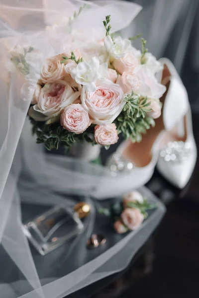 Esküvői Csokor Fehér Cipő Parfüm Fátyol Bézs Karosszéken Kiváló Minőségű — Stock Fotó