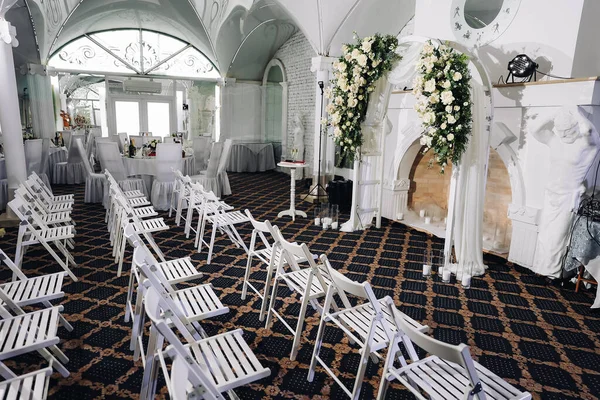 Внутренняя Свадебная Церемония Белой Свадебной Аркой Украшенной Цветами Большими Белыми — стоковое фото