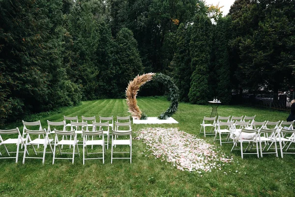 Bröllopsbåge Trädet Och Stolar För Gäster Utanför Ceremonin Bröllopsbåge Bröllopsceremoni — Stockfoto