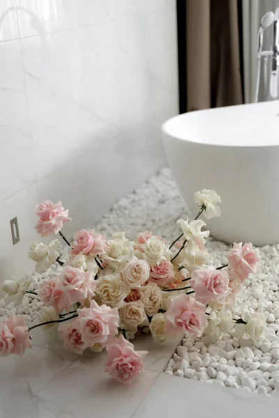スタイリッシュな陶磁器の白い花瓶で美しい乾燥した花の配置 乾燥した花には ピンクのタンパク質 金のヤシの葉 カンガルーの足 ルスカの葉が含まれます 高品質の写真 — ストック写真