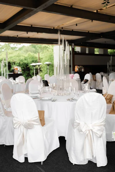 Salão Banquetes Decorado Com Flores Servido Foto Alta Qualidade — Fotografia de Stock